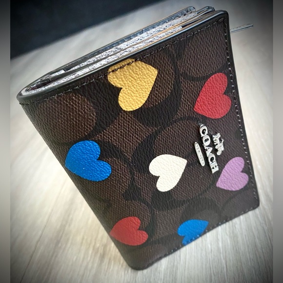 💕💟NWT COACH HEART PRINT BIFOLD WALLET SIGNATURE CANVAS LIMITED EDITION💕💟 - Picture 3 of 16